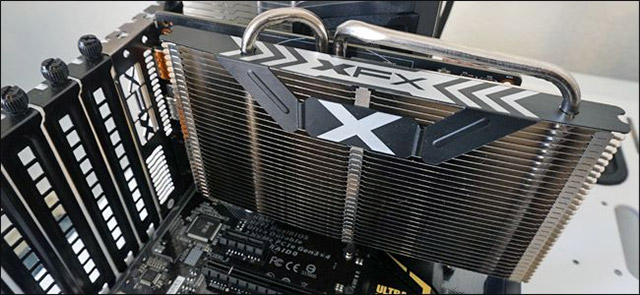 Nhấn mạnh xuống cho đến khi miếng nhựa khóa vào đúng vị trí.