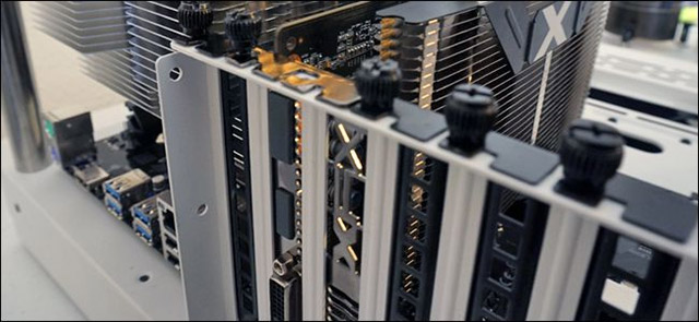 Sau đó, đặt các đinh vít cái trở lại đúng vị trí, đảm bảo card đồ họa đã được cố định hoàn toàn.