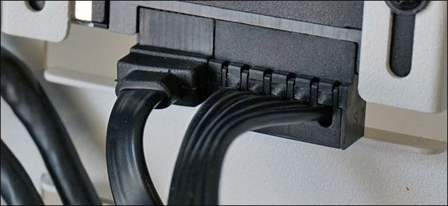 Ổ đĩa lưu trữ và ổ đĩa DVD: Sử dụng cáp nguồn SATA