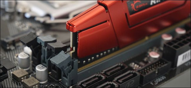 Hãy xem xét các thanh RAM của bạn và chọn các khe cắm tương ứng sao cho hợp lý