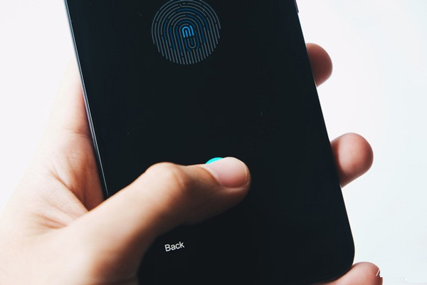Xiaomi Mi 8 EE được trang bị cảm biến vân tay quang học trong màn hình