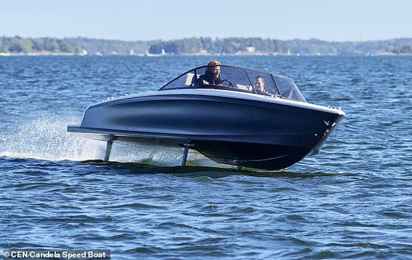 Thuyền máy điện Candela Seven 