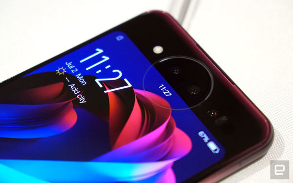 Mặt sau máy có một vòng tròn được gọi là “Lunar Ring"