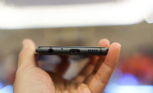 Active 1 có cổng USB-C, jack cắm tai nghe 3.5mm