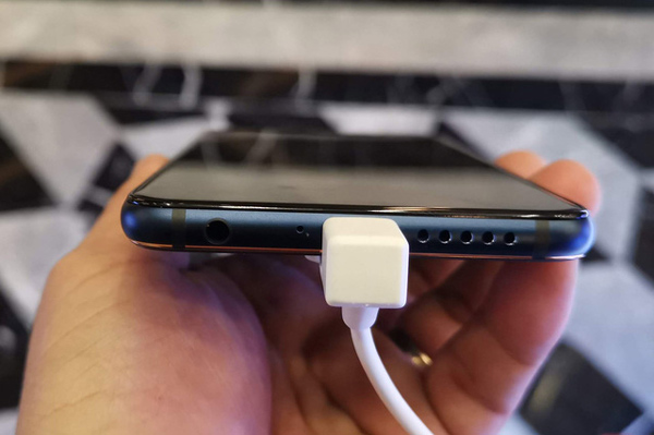 Máy hỗ trợ 2 SIM, có jack cắm tai nghe 3.5mm, cổng kết nối USB-C