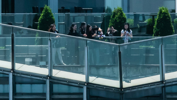 Các cô gái đang đứng nói chuyện trên một tòa nhà chọc trời