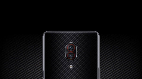 Cụm camera sau có độ phân giải 24 và 16 MP