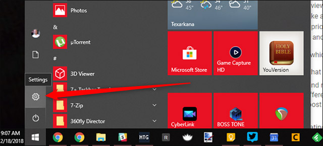 Vào menu Start và sau đó bấm biểu tượng bánh răng nhỏ ở phía trên nút nguồn để truy cập vào Settings.