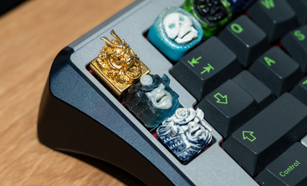 Hai keycap phía dưới từ hãng KeyButo và keycap trên cùng bằng kim loại do team Golden Star chế tạo