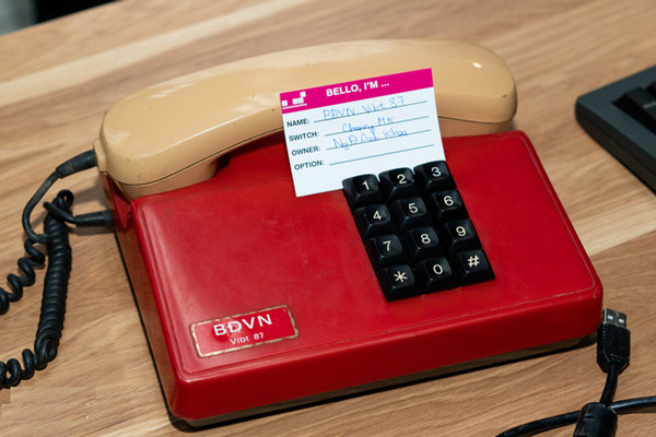 Một mô hình điện thoại cổ với các phím bấm là các switch bàn phím cơ