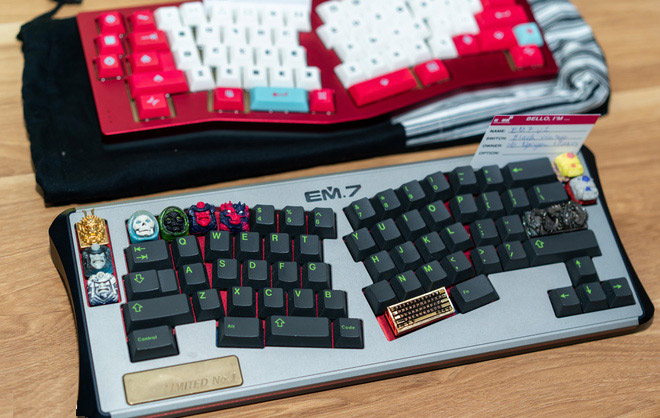 Bàn phím Dolphine EM.7 với một số phím được đặt chéo để tránh tình trạng gập cổ tay