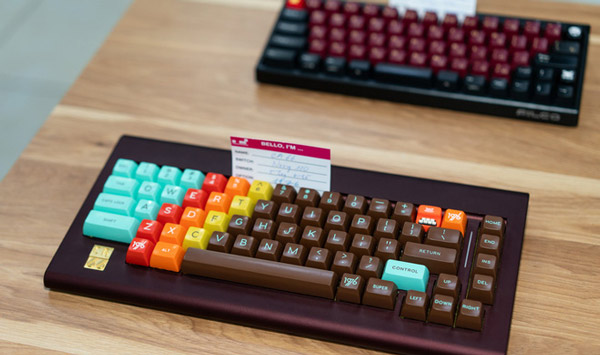 Bàn phím CA66 độc đáo với keycap SA 1976