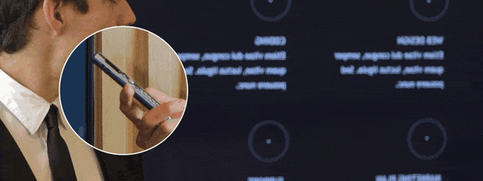 Chiếc điện thoại độc đáo này cũng có đèn laser cho phép người dùng sử dụng để trình chiếu