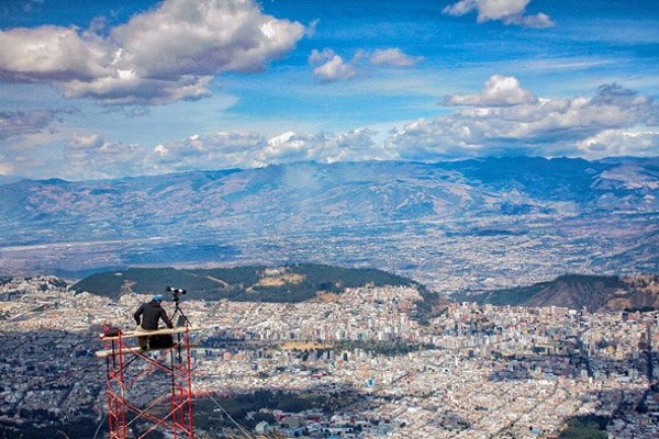 Cremer dựng giàn giáo tại địa điểm đã chọn để có góc chụp thoáng nhất