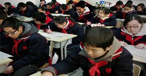 Các trường học ở Trung Quốc đang sử dụng “đồng phục thông minh” để theo dõi hoạt động của học sinh ở trường