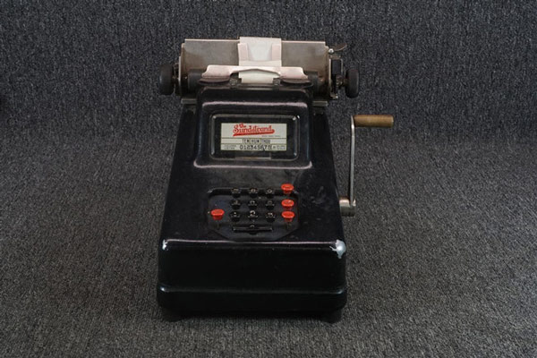 Mẫu máy tính với bàn phím do David Sundstrand phát minh