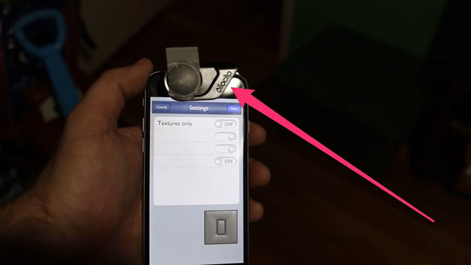 Burroug đã gắn một chiếc ống kính mắt cá của Olloclip vào camera trước trên iPhone