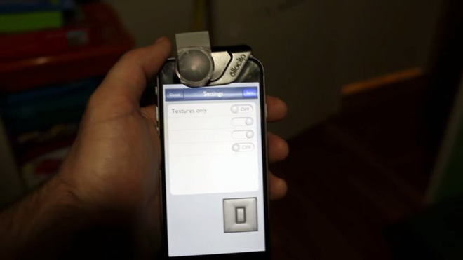 Burrough đã cầm chiếc iPhone và di chuyển qua nhiều căn phòng