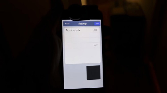 Khi ở môi trường hoàn toàn tối, giao diện người dùng cũng trở nên tối hơn