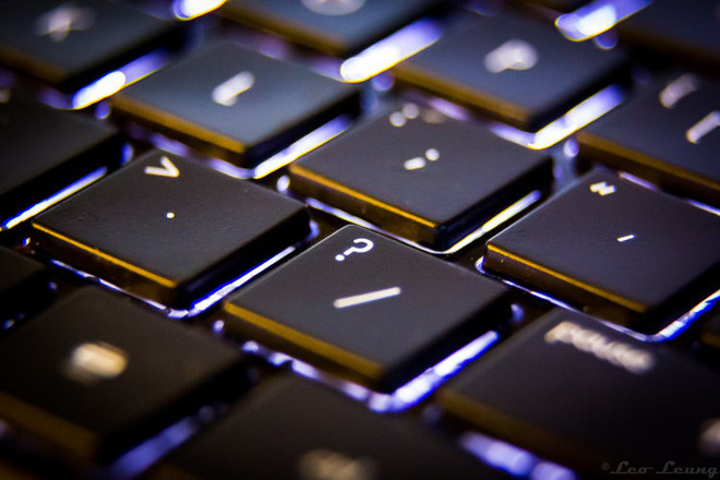 Burrough chia sẻ rằng, anh có thể lập trình để giao diện người dùng này phát sáng trong bóng tối tương tự như đèn nền phía dưới bàn phím MacBook