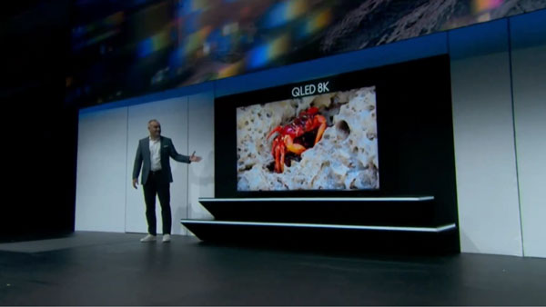 Chiếc TV 8K này được tích hợp một con chip lượng tử 8K kèm theo công nghệ AI độc quyền của Samsung