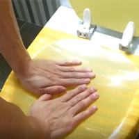 Thông tắc bồn cầu cực nhanh và đơn giản bằng băng dính Thông tắc bồn cầu cực nhanh và đơn giản bằng băng dính