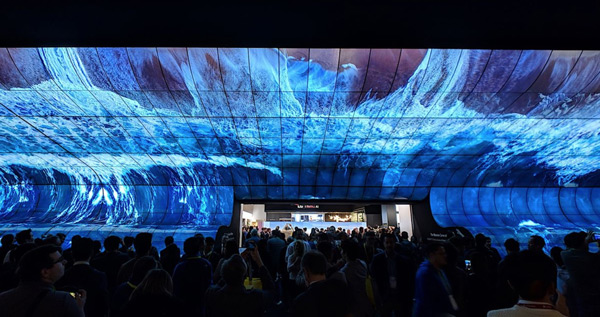 Màn trình diễn đầy ấn tượng bằng cách ghép 250 chiếc TV OLED 4K cong thành một màn hình cong khổng lồ 