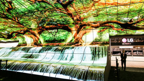 Màn trình diễn đầy ấn tượng bằng cách ghép 250 chiếc TV OLED 4K cong thành một màn hình cong khổng lồ 2