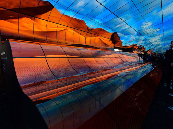 Màn trình diễn đầy ấn tượng bằng cách ghép 250 chiếc TV OLED 4K cong thành một màn hình cong khổng lồ 3