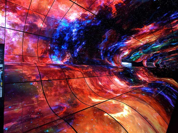 Màn trình diễn đầy ấn tượng bằng cách ghép 250 chiếc TV OLED 4K cong thành một màn hình cong khổng lồ 4