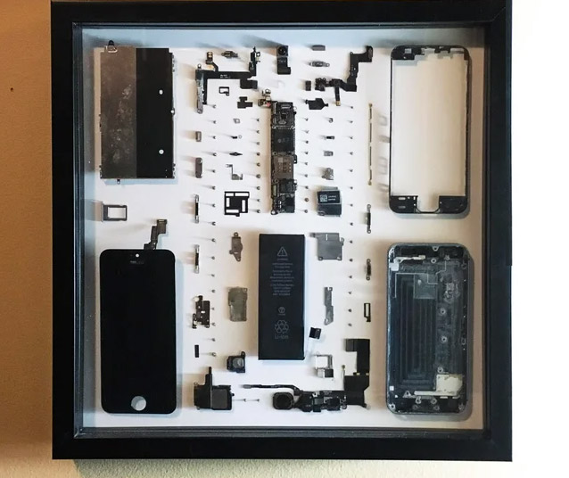 Các linh kiện của chiếc iPhone được sắp xếp trong khung và treo trên tường