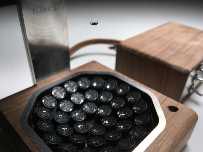 LeviZen đã tận dụng sóng âm để có thể thực hiện được điều không tưởng giữ giọt nước lơ lửng trong không khí