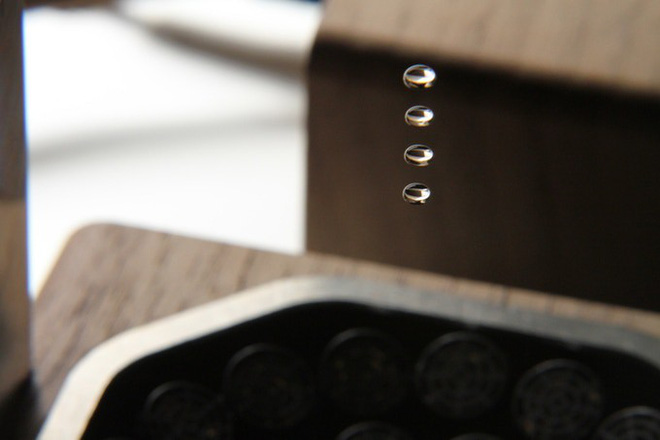 Nhiều giọt nước lơ lửng trong không khí