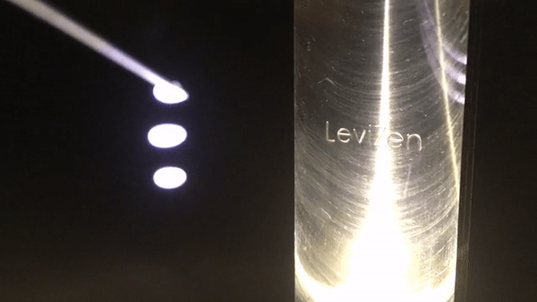 LeviZen còn có một bóng đèn chiếu vào giọt nước giúp nó phát sáng khi đang lơ lửng trong không khí trông vô cùng đẹp mắt