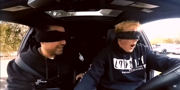 Bird Box Challenge, thử thách “bịt mắt rồi làm mọi thứ”