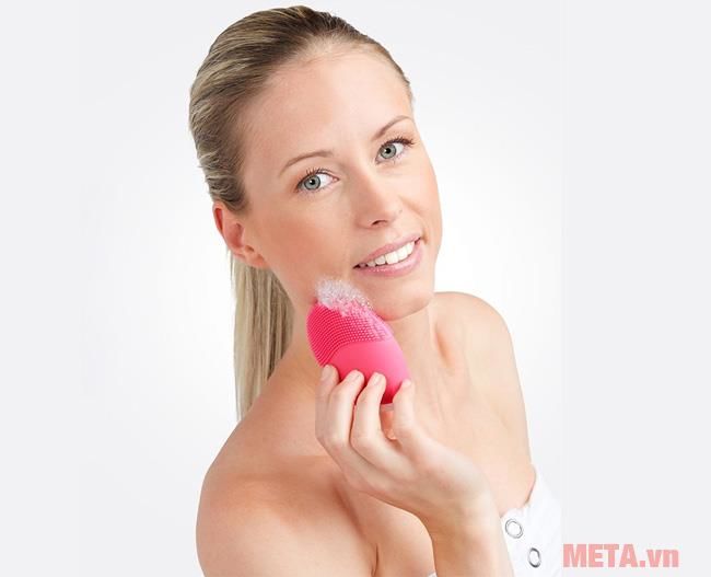 da mụn nên dùng máy rửa mặt hợp lý