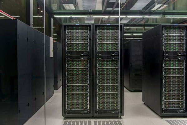 Việc đặt máy tính trong một hộp kính khổng lồ trong nhà thờ