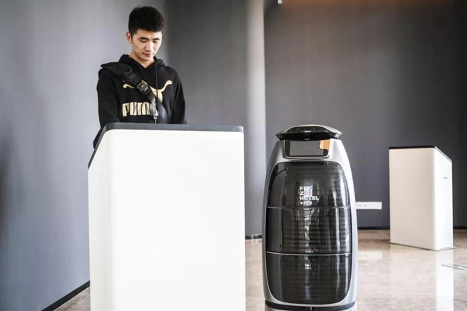 Trên thực tế, khách sạn vẫn sử dụng con người vào một số công việc như lễ tân, nhân viên dọn dẹp, đầu bếp