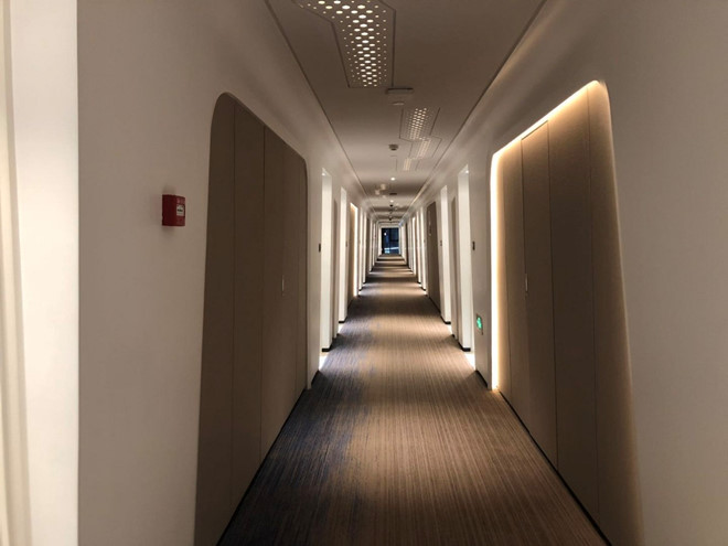 Trên thực tế, khách sạn vẫn sử dụng con người vào một số công việc như lễ tân, nhân viên dọn dẹp, đầu bếp