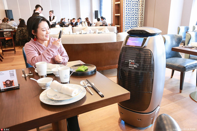 Tại nhà hàng của khách sạn, khách hàng sẽ được phục vụ bằng những robot