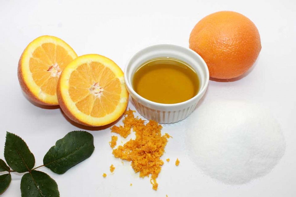 tẩy da chết môi với chanh, mật ong và đường