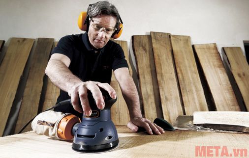 Máy chà nhám chà mịn bề mặt gỗ.