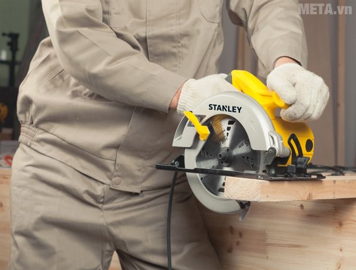 Máy cưa gỗ giúp cưa, cắt gỗ thành nhiều hình dạng.