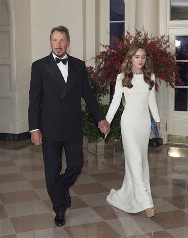 Hiện tại Larry Ellison đang bị đồn đại hẹn hò với người mẫu/diễn viên Nikita Kahn.