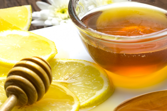trị nứt gót chân với mật ong và chanh