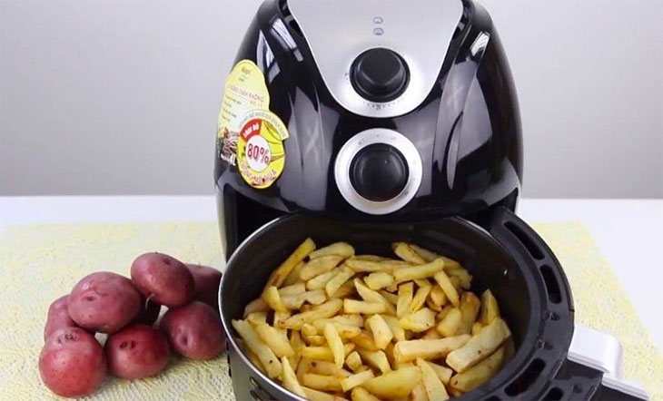 Chiên khoai tây với nồi chiên không dầu
