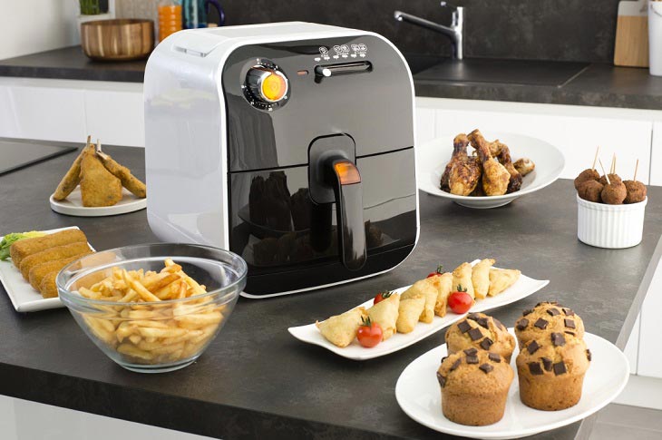 Nồi chiên không dầu bốc khói do thực phẩm nhiều mỡ