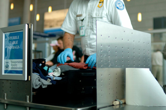 Kiểm tra hành lý tại sân bay