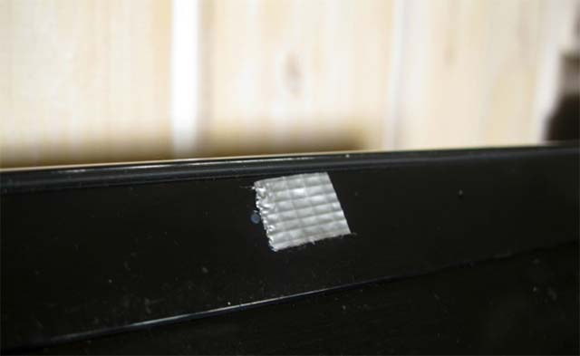 Lấy băng keo che webcam lại