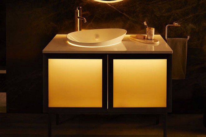 Đặc biệt, cửa kính của tủ có thể biến đổi từ mờ đục sang trong suốt vô cùng độc đáo